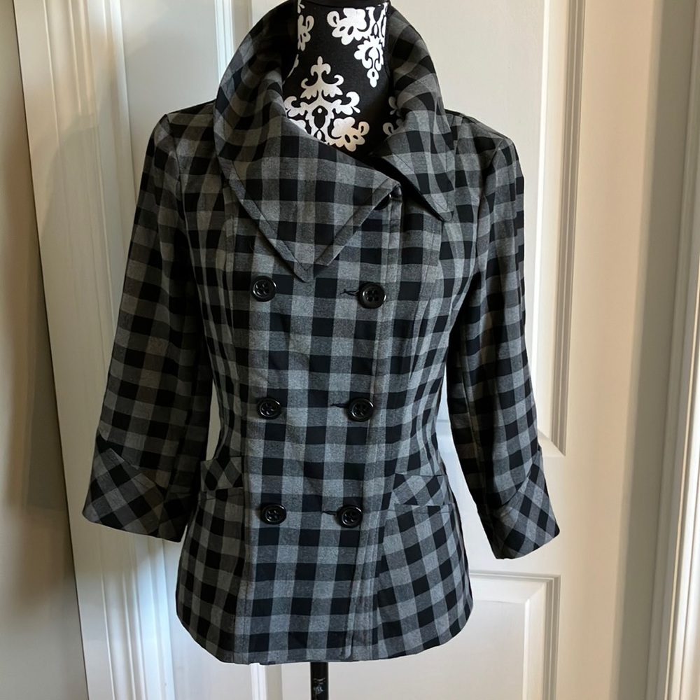 Super fun gray and plaid jacket with fabulous collar.